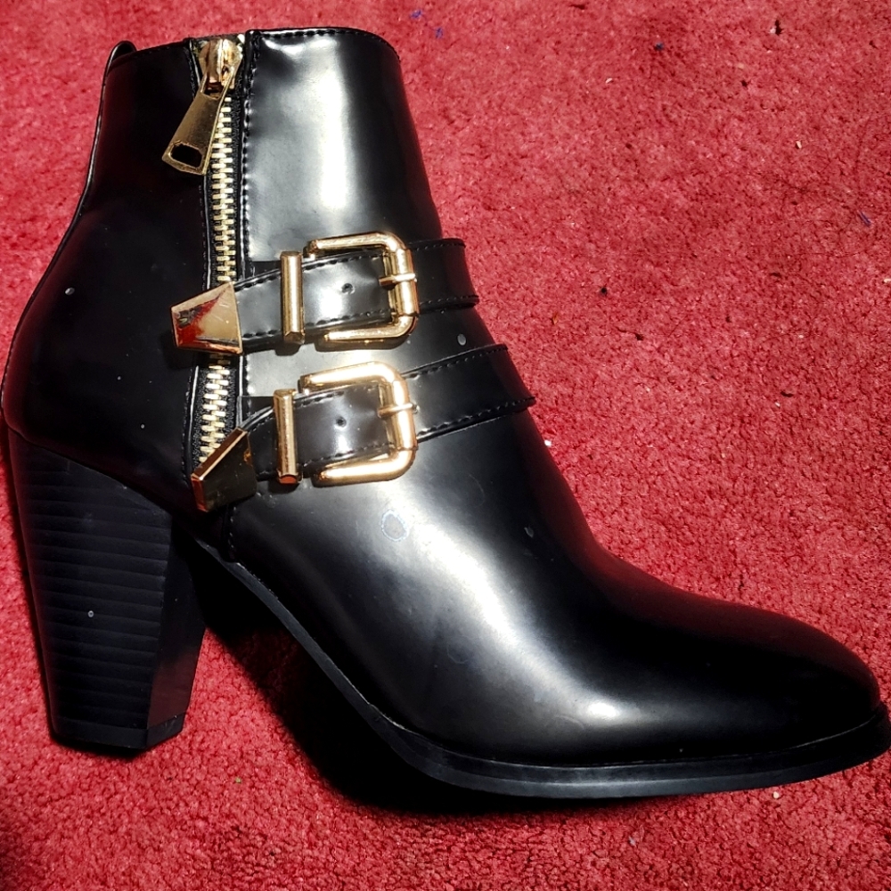 Black Boots/booties size 8 but fits more like 7 or 7 1/2
